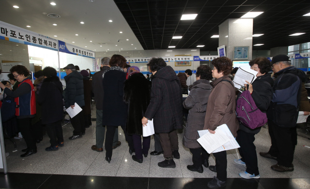 4일 서울 마포구 성산동 마포구청 로비에서 열린 ‘노인 일자리 및 사회활동 지원 사업 통합 모집’ 행사에 참가한 노인들이 취업 상담을 받기 위해 줄을 서서 기다리고 있다.  신소영 기자 viator@hani.co.kr