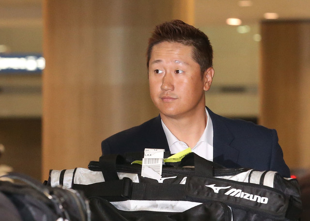 미국프로야구 시애틀 매리너스와 1년 마이너리그 계약을 한 이대호가 5일 오전 인천공항을 통해 귀국하고 있다. 연합뉴스