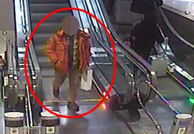 인천국제공항 화장실에 폭발물 의심 물체와 함께 아랍어로 된 협박성 메모지를 남긴 용의자가 범행 닷새 만에 검거됐다. 인천국제공항경찰대는 3일 오후 사건 용의자 A(36)씨를 폭발성물건파열 예비 혐의로 긴급체포했다고 4일 밝혔다. 사진은 인천국제공항 폐쇄회로(CC)TV 영상에 포착된 A씨 모습. 사진 연합뉴스