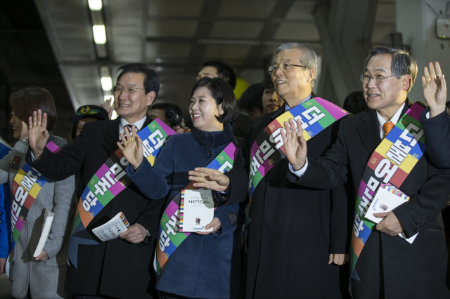 김종인 더불어민주당 비상대책위원장(가운데)이 5일 오전 서울 용산구 한강로 용산역 승강장에서 고향으로 가기 위해 열차에 오르는 시민들에게 손을 흔들고 있다.  김성광 기자 flysg2@hani.co.kr