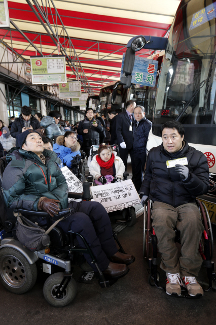 전국장애인차별철폐연대 회원들이 5일 낮 서울 광진구 구의동 동서울터미널에서 교통약자(장애인·임산부·노인 등)를 위한 2016년 시외이동권 추경예산 확보를 요구하며 시외·고속버스 타기 운동을 하고 있다. 이들은 “전국 광역버스와 고속·시외버스 중 교통약자가 탈 수 있는 저상버스가 한 대도 없어 교통약자의 시외이동권이 보장되지 않는다”며 예산 확보가 필요하다고 주장했다.
 김명진 기자 littleprince@hani.co.kr