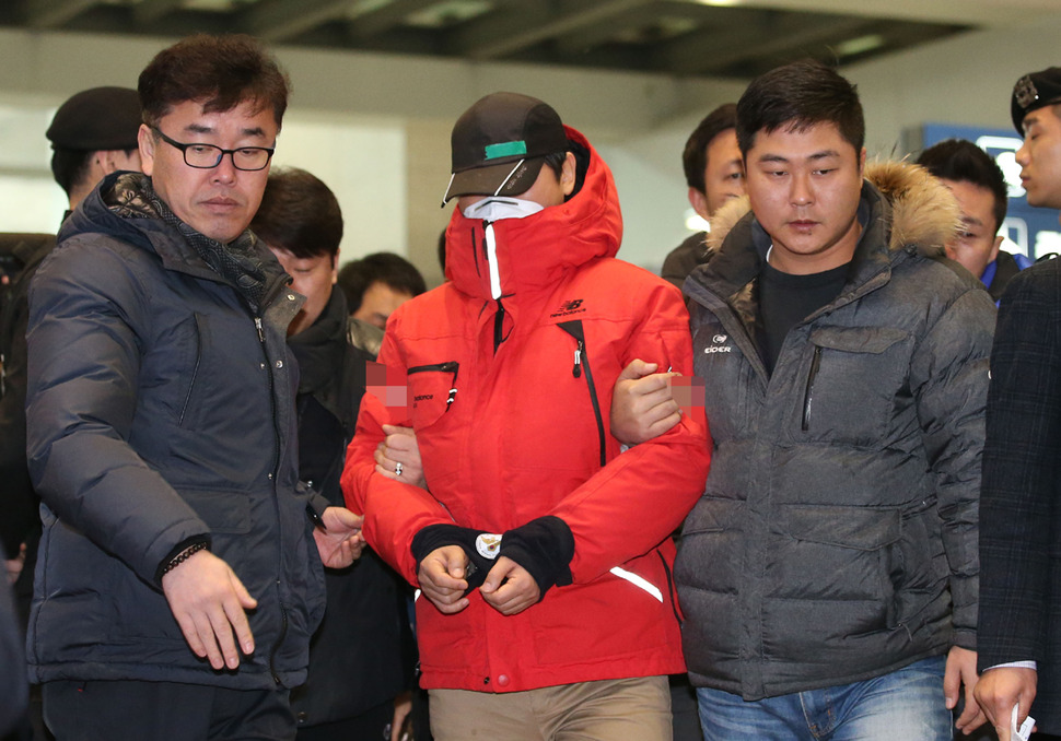 인천국제공항 화장실에 폭발물 의심 물체와 아랍어로 된 협박성 메모지를 남긴 혐의로 구속영장이 신청된 A(36)씨가 5일 오전 현장검증을 위해 범행 장소인 인천시 중구 인천국제공항 입국장 남자화장실로 향하고 있다. 연합뉴스