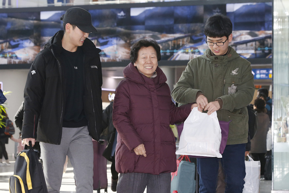 설을 맞아 역귀성한 할머니가 5일 오후 서울역에서 마중 나온 손자들과 집으로 향하고 있다. 이정아 기자 leej@hani.co.kr