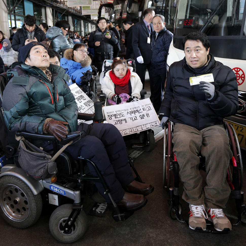 전국장애인차별철폐연대 회원들이 5일 낮 서울 광진구 구의동 동서울터미널에서 교통약자들을 위한 2016년 시외이동권 추경예산 확보를 요구하며 시외, 고속버스 타기 운동을 하고 있다. 김명진 기자 littleprince@hani.co.kr