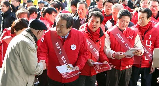 김무성 새누리당 대표(가운데)와 부산지역 예비후보들이 5일 오후 부산역에서 고향을 찾은 시민을 반갑게 맞이하고 있다.  부산/연합뉴스