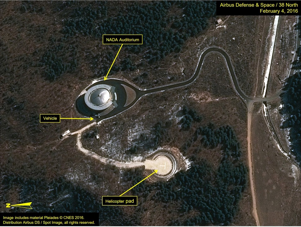 북한전문 웹사이트인 ‘38노스‘는 3일(현지시간)부터 이틀간 ‘에어버스 디펜스 앤드 스페이스‘가 촬영한 위성사진(사진)을 입수해 판독한 결과, 북한 서해 동창리 미사일 발사대에 연료탱크 트럭이 도착해있는 사실을 확인했다고 5일 밝혔다. 38노스는 "이 같은 활동은 과거 미사일 발사 1∼2주전에 포착됐다"고 밝혔다. 연합뉴스