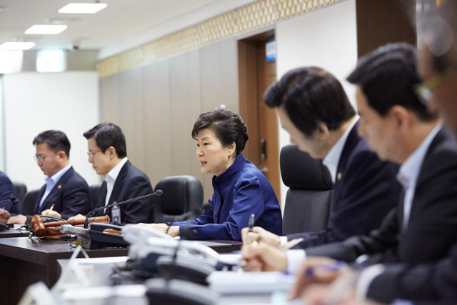 박근혜 대통령이 7일 오전 북한이 장거리 로켓(미사일) 발사와 관련, 청와대에서 긴급 국가안전보장회의(NSC)를 주재하고 있다. 연합뉴스