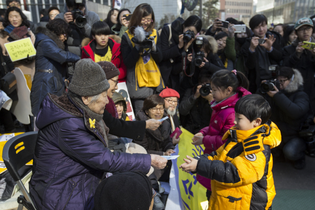  ‘제1217차 일본군 위안부 문제해결을 위한 정기 수요시위’가 열린 10일 낮 서울 종로구 주한일본대사관 앞에서 어린이들이 길원옥, 김복동 할머니에게 세배를 한 뒤 세뱃돈을 받고 있다.  김성광 기자 flysg2@hani.co.kr