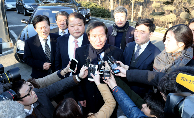 홍용표 통일부 장관과 면담을 마친 정기섭 개성공단기업협회 회장(가운데)과 대표들이 10일 오후 서울 종로구 통일부 남북회담본부 앞에서 정부의 개성공단 가동 전면 중단 조처에 대해 항의하고 있다. 김태형 기자 xogud555@hani.co.kr