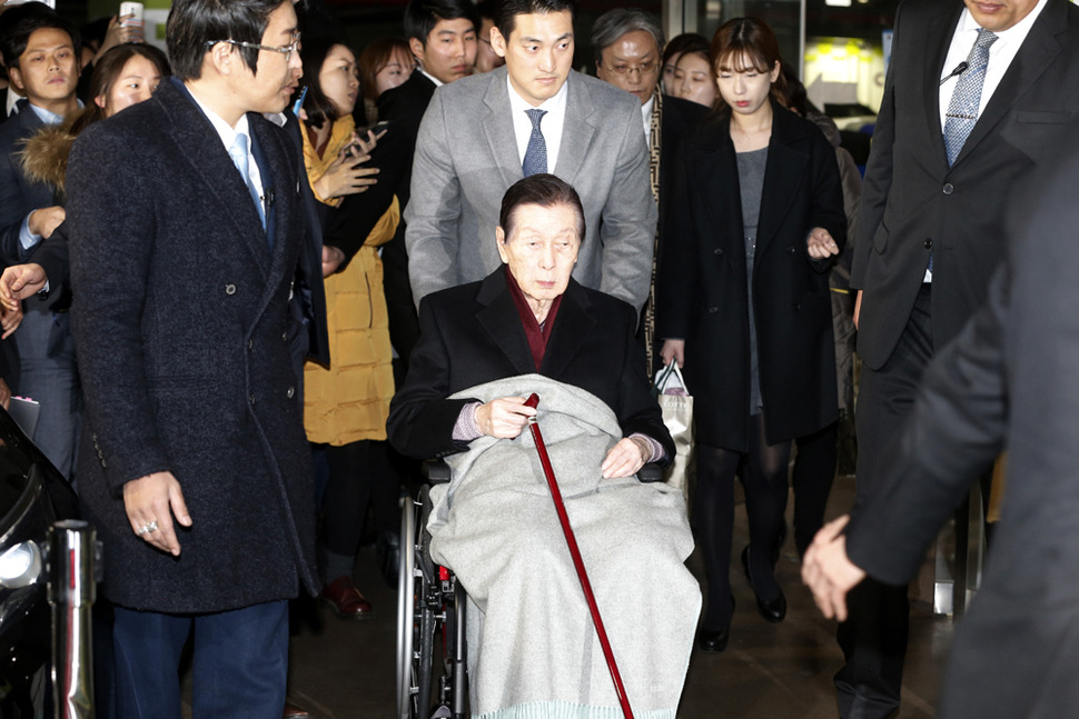 신격호 롯데그룹 총괄회장이 지난해 2월 서울 서초구 서울가정법원에서 열린 ‘성년 후견 개시 심판 청구’ 첫 심리에 참석한 뒤 휠체어를 타고 나오고 있다. 김명진 기자 littleprince@hani.co.kr