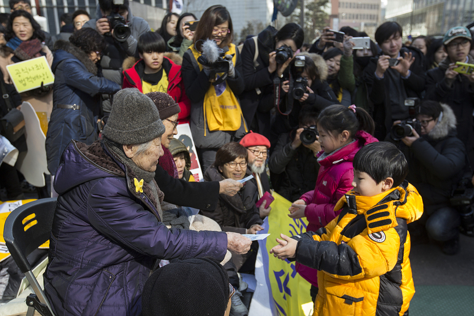 제1217차 일본군 ‘위안부’문제해결을 위한 정기 수요시위가 열린 10일 낮 서울 종로구 주한일본대사관 앞에서 아이들이 길원옥, 김복동 할머니에게 세배를 하고 세뱃돈을 받고 있다. 김성광 기자 flysg2@hani.co.kr