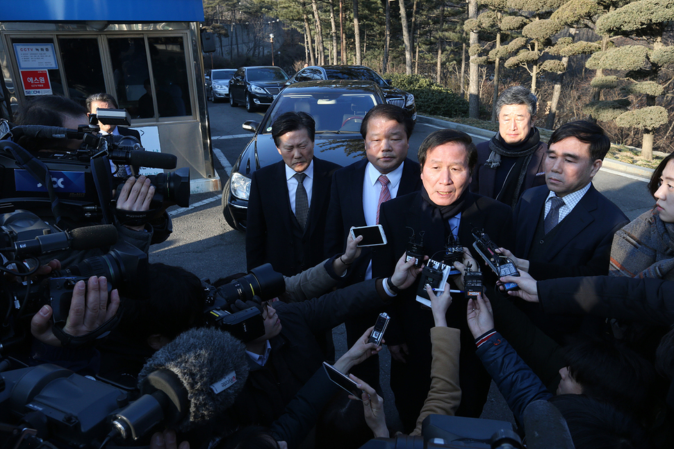 정기섭 개성공단입주기업협회 회장이 10일 오후 서울 종로구 통일부 남북회담본부 앞에서 기자들의 질문에 답하고 있다. 김태형 기자 xogud555@hani.co.kr