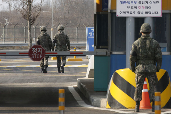 박근혜 정부가 북한의 핵실험과 로켓 발사에 대응한다며 개성공단 가동 전면 중단을 발표했다. 긴장감 도는 남북출입사무소 표정. 연합뉴스