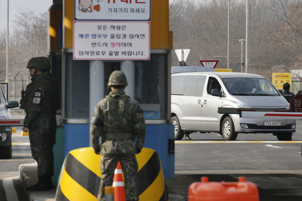 입경하는 차량. 11일 경기도 파주시 경의선 남북출입사무소에서 개성공단 차량이 입경하고 있다. 2016.2.11 (사진 = 연합뉴스)