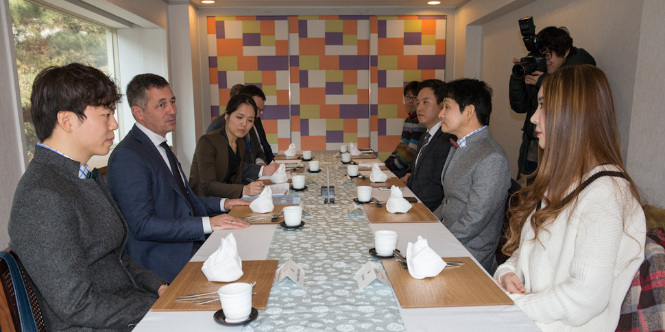 랜디 베리 미 성소수자 인권 특사(왼쪽 둘째)가 11일 오전 서울 종로구 삼청각에서 오찬에 앞서 참석자들과 얘기를 나누고 있다. 김성광 기자 flysg2@hani.co.kr