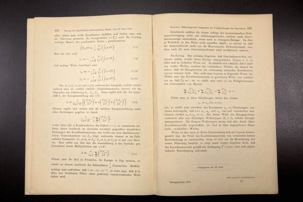 중력파 존재 예측한 아인슈타인 저작물 원본. 예루살렘 히브루대학에 보관돼 있는 아인슈타인의 중력파 관련 저작물 원본. 11일(현지시각) 촬영한 것이다. (사진= 연합뉴스)