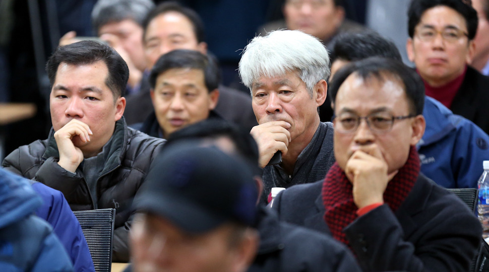 개성공단 입주기업 비상총회가 12일 오전 서울 여의도 중소기업중앙회에서 열려 참석자들이 심각한 표정으로 회의를 지켜보고 있다. 김경호 선임기자 jijae@hani.co.kr