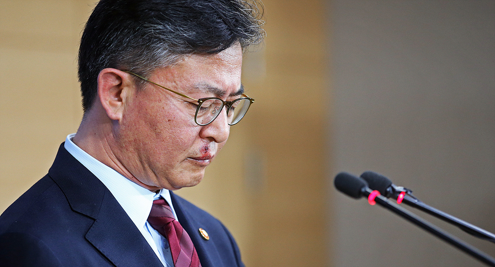홍용표 통일부 장관이 12일 오전  정부서울청사 브리핑룸에서 ‘개성공단 전면 중단에 따른 정부 성명’을 발표를 하던 중 잠시 생각에 잠겨 있다. 이정용 선임기자 lee312@hani.co.kr