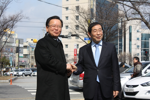 박원순(60) 서울시장이 대구를 찾아 대구 수성갑 선거구에 출마한 김부겸(58) 전 의원을 만났다. 김일우 기자 <A href="mailto:cooly@hani.co.kr">cooly@hani.co.kr</A> 