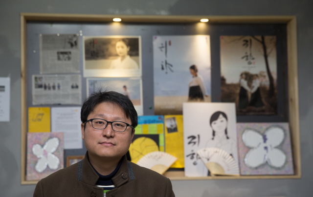 영화 <귀향> 포스터 앞에 선 조정래 감독. 인터뷰를 마친 다음 날인 1월21일, 그는 <귀향>을 들고 미국 현지 시사회를 위해 출국했다가 2월1일 귀국했다. 김진수 기자