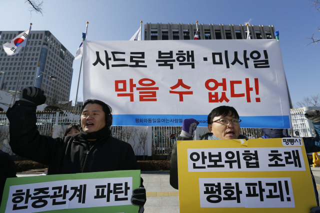 통일·안보 관련 시민단체인 ‘평화와통일을여는사람들’ 회원들이 15일 오후 서울 세종로 정부서울청사 앞에서 사드(고고도미사일방어체계) 배치 반대 구호를 외치고 있다. 김봉규 선임기자 bong9@hani.co.kr