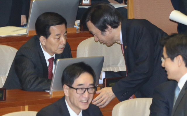 윤병세 외교부 장관(오른쪽)과 한민구 국방부 장관이 15일 오전 국회 본회의장에서 이야기하고 있다.
 이정우 선임기자 woo@hani.co.kr