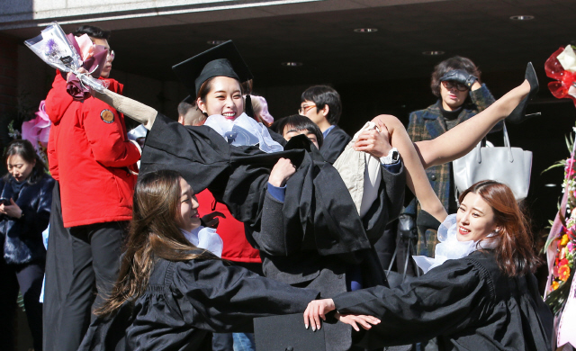   현대무용을 전공한 중앙대 예술대학 졸업생들이 15일 오후 서울 동작구 흑석동 교정에서 무용 자세를 취하며 기념사진을 찍고 있다.   이정용 선임기자 lee312@hani.co.kr