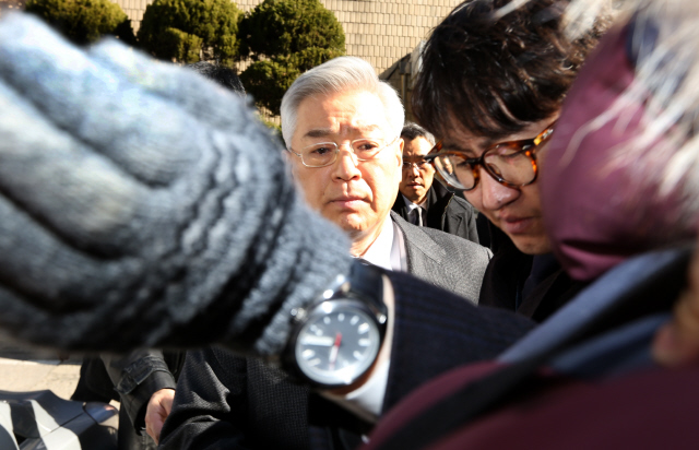  업무상 배임과 횡령, 배임수재와 뇌물공여, 사문서 위조 등 등 40개 혐의로 고발된 이인수 수원대학교 총장(가운데)이 15일 오전 첫 공판을 받기 위해 학교 관계자들의 보호를 받으며 수원지법에 들어서고 있다.  수원/강재훈 선임기자 khan@hani.co.kr