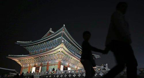 아빠와 함께 경복궁 나들이 (사진 = 연합뉴스)