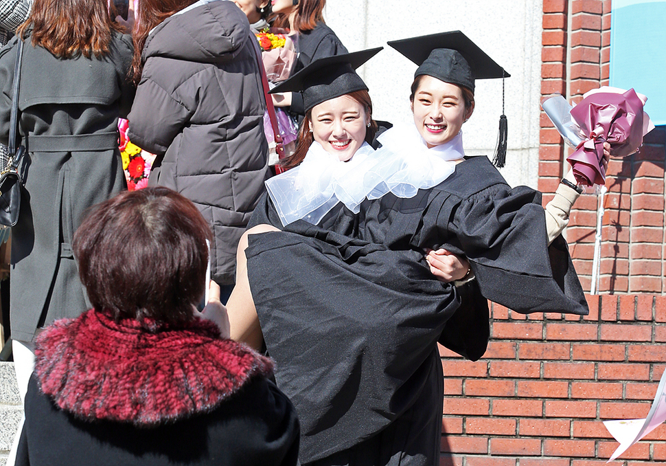 15일 오후 서울 동작구 중앙대학교 중앙문화예술관에서 열린 예술대학 졸업식을 마친 졸업생들이 기념사진을 찍고 있다. 이정용 선임기자 lee312@hani.co.kr