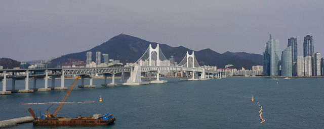 이기대에서 바라본 장산. 분출 당시엔 광안대교와 해운대 고층건물은 물론 바다도 없었고 산은 지금보다 대여섯 배 높았다.