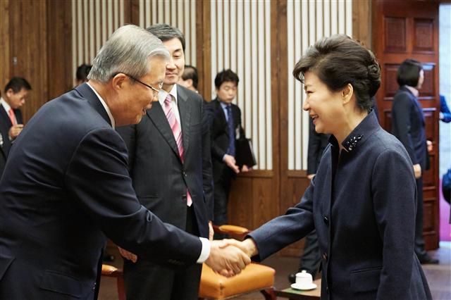 박근혜 대통령이 16일 오전 국회에서 연설을 하기에 앞서 여야 지도부 면담이 열린 국회의장 접견실에서 김종인 더불어민주당 비상대책위 대표와 악수하고 있다. 청와대 제공