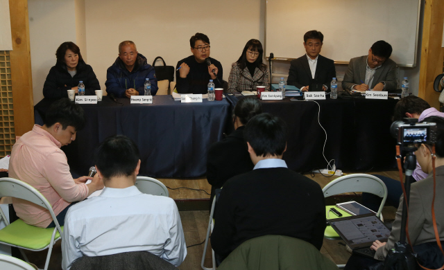 삼성반도체 직업병 피해자 문제와 관련해 송창호 가족대책위 대표가 16일 오전 서울 종로구 인사동에서 외신기자들이 주최한 토론회에 참석해 발언하고 있다. 맨 윗줄 왼쪽부터 김시녀 반올림 회원, 황상기 반올림 대표, 송창호 가대위 대표, 김은경 가족대책위 회원, 백수하 삼성전자 상무, 김선범 삼성전자 부장. 사과·보상 문제를 두고 아직 입장차를 보이고 있는 세 주체가 공개토론에 나선 것은 이날이 처음이다. 토론회는 3시간 넘게 이어졌다. 신소영 기자 viator@hani.co.kr