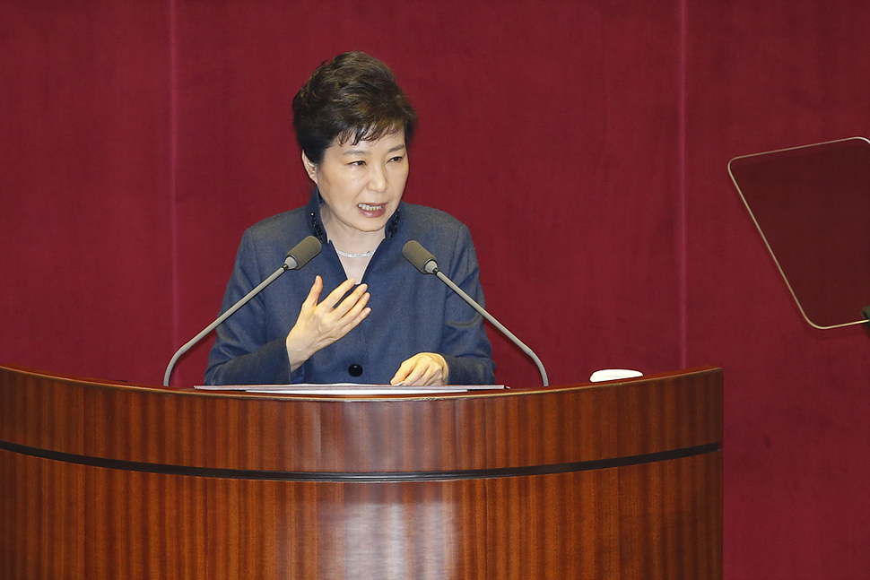 박근혜 대통령이 16일 오전 국회에서 개성공단 중단 등과 관련해 국정 연설을 하고 있다. 이정아 기자 leej@hani.co.kr