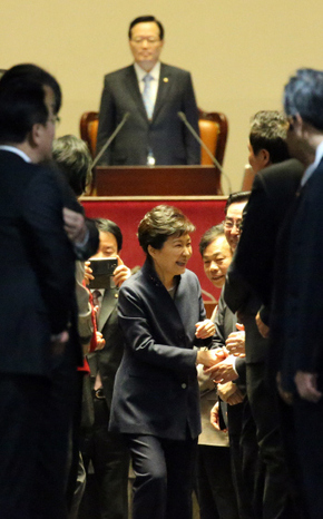 박근혜 대통령이 16일 국회에서 ‘국정에 관한 국회 연설’을 마친 뒤 의원들과 악수를 하며 본회의장을 나서고 있다.  공동취재사진