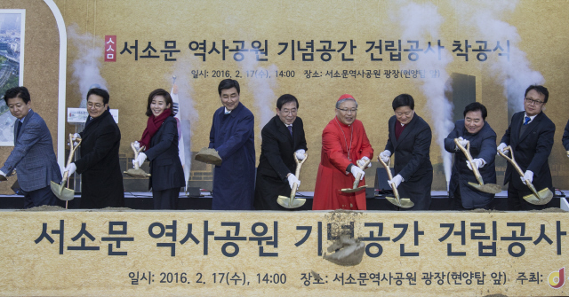 ‘서소문역사공원 기념공간 건립공사 착공식’이 17일 오후 서울 중구 서소문공원에서 열려 염수정 추기경, 박원순 서울시장, 최창식 중구청장 등 참석자들이 첫 삽을 뜨고 있다. 중구는 조선시대 이곳에서 처형을 당한 천주교인의 순교 정신을 기리기 위해 2017년 말까지 서소문공원 광장을 허물고 그 자리에 서소문역사공원을 조성할 계획이라고 밝혔다. 김성광 기자 <A href="mailto:flysg2@hani.co.kr">flysg2@hani.co.kr</A>