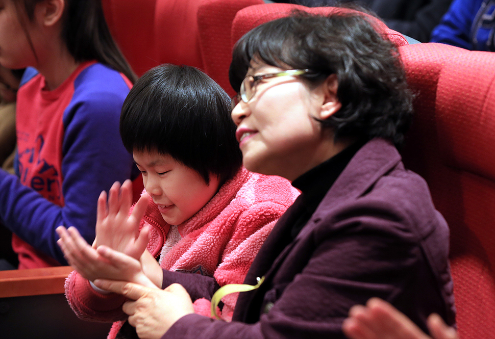 18일 오전 서울 종로구 신교동 국립서울맹학교에서 열린 2015학년도 졸업식에서 서예원 중학교 졸업생이 박숙 담임선생님과 함께 축사에 박수를 치고 있다. 김태형 기자 xogud555@hani.co.kr