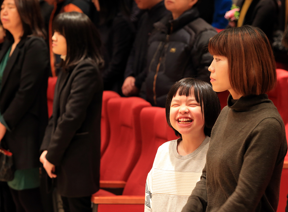 18일 오전 서울 종로구 신교동 국립서울맹학교에서 열린 2015학년도 졸업식에서 초등학교 졸업생 김민주 학생 등 졸업생들이 애국가를 부르고 있다. 김태형 기자 xogud555@hani.co.kr