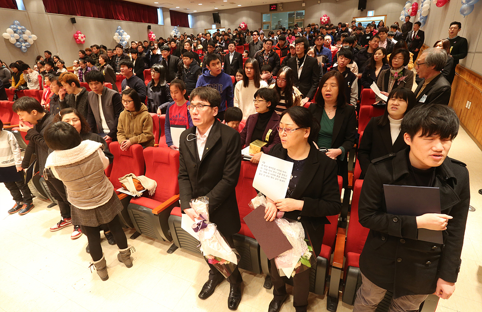 18일 오전 서울 종로구 신교동 국립서울맹학교에서 열린 2015학년도 졸업식에서 졸업생들과 재학생들이 교가를 부르고 있다. 김태형 기자 xogud555@hani.co.kr