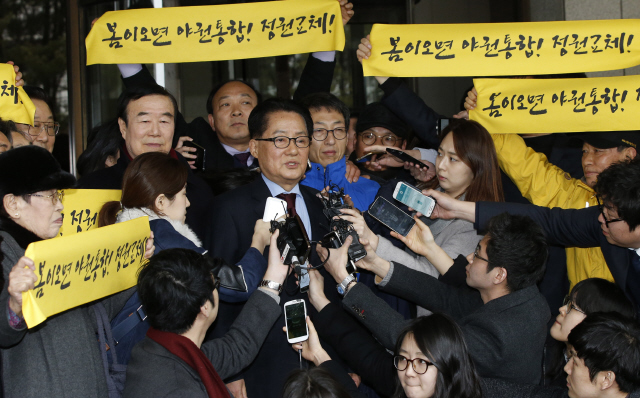 박지원 의원이 지난달 18일 오후 서울 서초동 대법원에서 원심판결 중 유죄부분을 무죄 취지의 파기 환송 판결을 받고 법정을 떠나며 기자들의 질문에 답하고 있다. 김봉규 선임기자 bong9@hani.co.kr