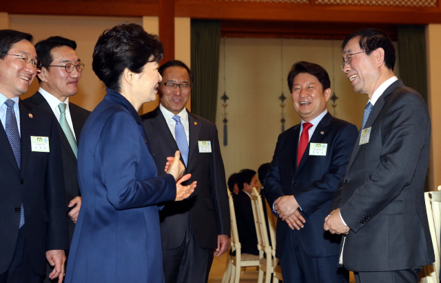 박근혜 대통령이 19일 오후 청와대에서 열린 전국시도지사와의 만남에 참석해 박원순 서울시장(맨 오른쪽)과 인사하고 있다. 박 대통령과 박 시장은 지난 2일 국무회의 당시 누리과정 예산 편성 문제를 놓고 격론을 벌인 바 있다.  청와대사진기자단