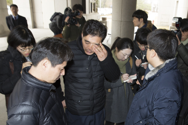 서쌍용 금속노조 부위원장(앞줄 왼쪽부터)과 정연재 발레오만도 비대위원, 원고 쪽 소송대리인인 김태욱 변호사가 19일 오후 서울 서초동 대법원 들머리에서 “산업별 노조 산하 지부·지회가 어느 정도 독립성이 있다면 스스로 조직형태를 변경해 기업노조로 전환할 수 있다”는 이날 대법원 판결에 대해 입장을 밝힌 뒤 아쉬운 표정을 짓고 있다. 김성광 기자 flysg2@hani.co.kr