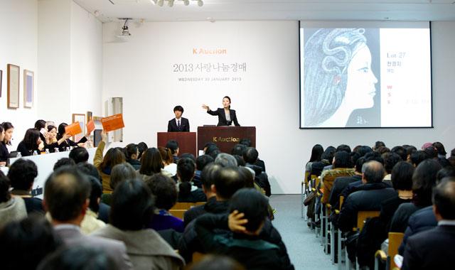 이우환, 천경자 등 대가들의 작품을 둔 진작·위작 논란이 한국 미술시장에 그림자를 드리우고 있다. 국내 경매사 케이옥션의 작품 경매 모습. 케이옥션 제공