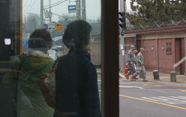 19일 주한미군 사드(THAAD) 배치의 후보지 중 하나로 거론되고 있는 경기도 평택의 미군부대  캠프 험프리스 담장 앞으로 미군들이 지나가고 있다.  평택/신소영 기자 viator@hani.co.kr