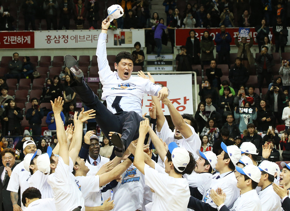 2015-2016 KCC 프로농구 정규리그 우승을 차지한 전주 KCC 이지스 선수들이 21일 오후 경기도 안양시 동안구 안양실내체육관에서 안양 KGC 인삼공사와 경기 후 열린 시상식에서 추승균 감독을 헹가레치고 있다. 2016.2.21. 연합뉴스