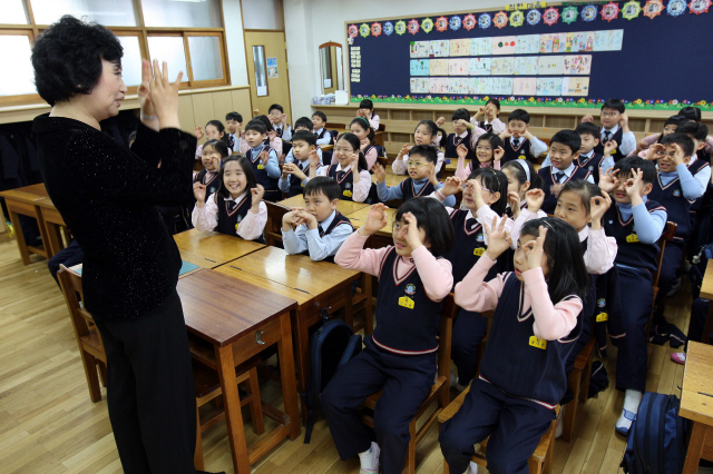 ‘새학기 증후군’은 비단 학생과 학부모에게만 있는 게 아니다. 교사들도 새로 만나는 학생, 학부모, 관리자에 대한 부담이 적지 않다. 지난 2010년 1월27일 겨울방학을 끝내고 개학한 서울 반포동 계성초등학교 2학년 교실에서 학생들이 선생님을 따라 율동을 하고 있다.(사진은 기사의 내용과 직접적인 관계가 없음.)  김태형 기자 <A href="mailto:xogud555@hani.co.kr">xogud555@hani.co.kr</A>