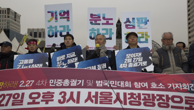 4차 민중총궐기대회 참여 호소 정현찬 카톨릭농민회 회장(가운데)이 22일 오전 서울 광화문광장에서 열린 ‘백남기 농민 국가폭력 101일째 4차 민중총궐기 및 범국민대회 참여호소 기자회견’에 참석해 국가폭력에 대해 규탄 발언을 하고 있다. 김성광 기자 flysg2@hani.co.kr