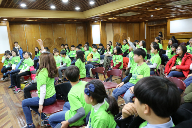 23일 오전 서울 강남출판문화센터 지하 이벤트홀에서 열린 ‘제4회 비룡소 스토리킹 문학상’ 심사토론회에 심사위원으로 참여한 어린이들이 열띤 토론을 벌이고 있다.  비룡소 제공