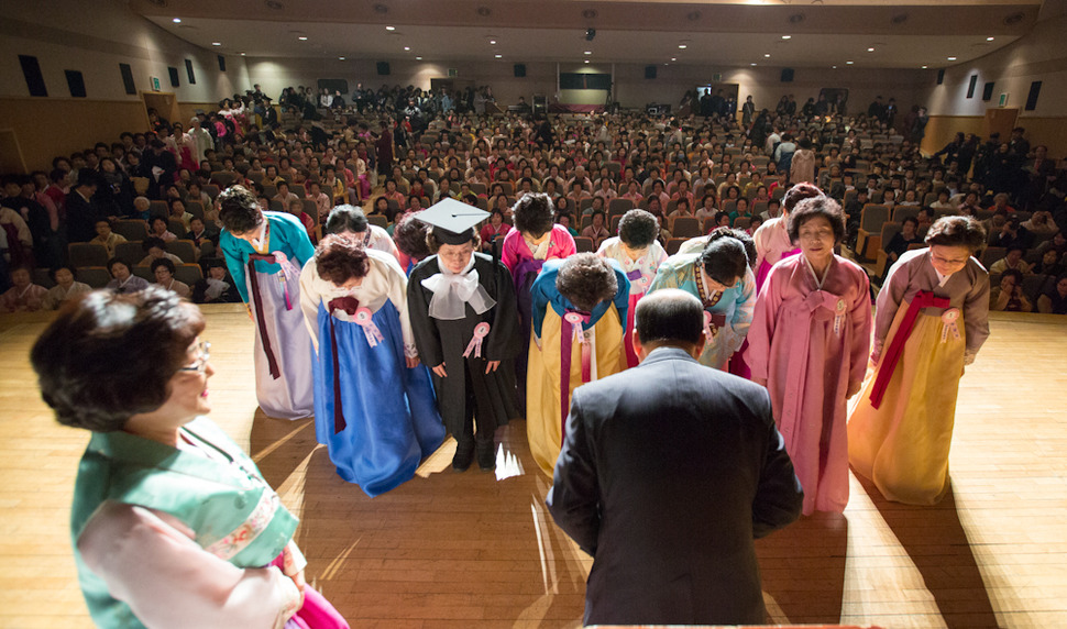 양원초교·양원주부학교 합동 졸업식이 23일 오전 서울 마포구 마포아트센터에서 열려 졸업생들이 졸업장과 상장을 받고 있다. 김성광 기자 flysg2@hani.co.kr