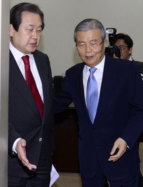 김무성 새누리당 대표（왼쪽）와 김종인 더불어민주당 비상대책위원회 대표가 23일 오전 국회 의장실에서 정의화 국회의장과 회담을 마친 뒤 의장실을 나서고 있다.  공동취재사진